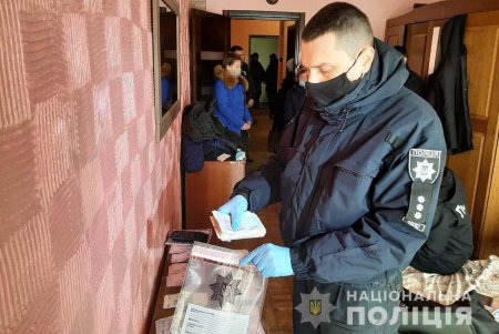 «Ваш родственник совершил ДТП»: в Одессе задержаны трое из банды мошенников, выманивавшей деньги у пенсионеров (фото, видео)