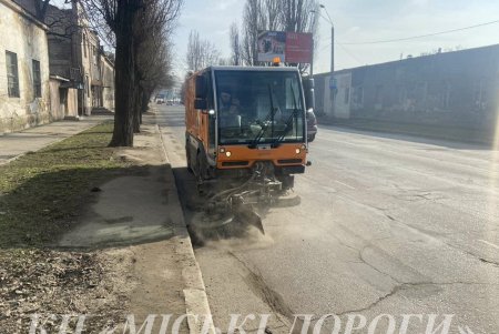 Коммунальщики убрали тротуары, бордюры и полосы безопасности в разных районах города (фото)