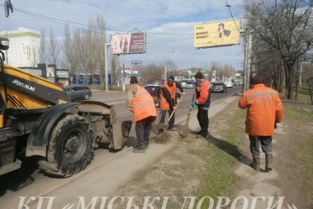 Коммунальщики убрали тротуары, бордюры и полосы безопасности в разных районах города (фото)