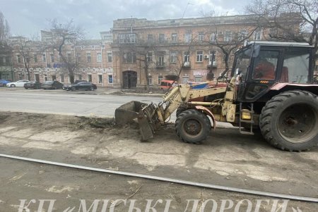 Коммунальщики убрали тротуары, бордюры и полосы безопасности в разных районах города (фото)