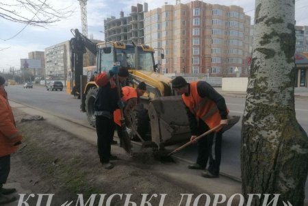 Коммунальщики убрали тротуары, бордюры и полосы безопасности в разных районах города (фото)