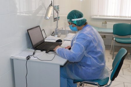 От COVID-19 уже вакцинировались около 1400 горожан (фото)