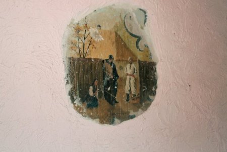 Историки и краеведы призывают спасти фрески, найденные в доме на Уютной (фото)