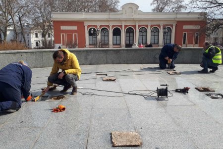 Коммунальщики готовят одесские фонтаны к запуску (фото)