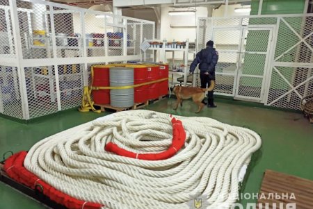 На пришвартованном в Одесском порту судне ищут взрывчатку (обновлено)