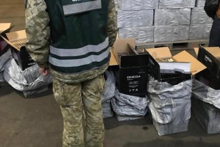 Пограничники обнаружили около 200 ящиков контрабандных сигарет в одесском аэропорту на сумму более трех миллионов гривен (фото)