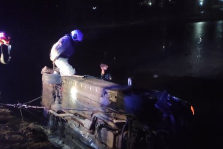 Смертельное ДТП в Балте: иномарка упала в реку, погиб пассажир (фото, видео)