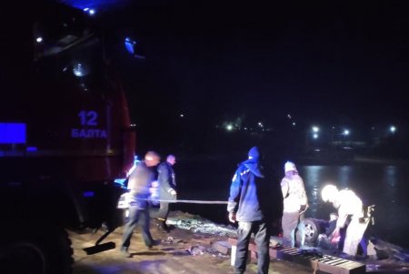 Смертельное ДТП в Балте: иномарка упала в реку, погиб пассажир (фото, видео)