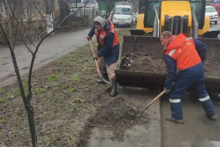 Во всех районах города коммунальщики приводили в порядок дороги, тротуары и остановки (фото)
