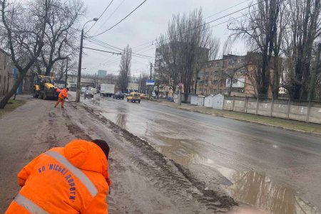 Во всех районах города коммунальщики приводили в порядок дороги, тротуары и остановки (фото)