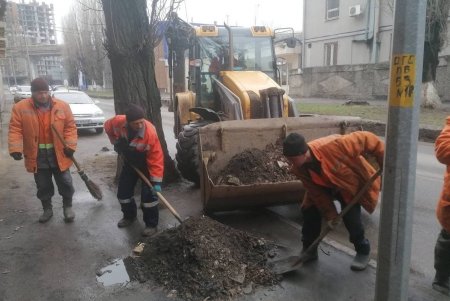 Во всех районах города коммунальщики приводили в порядок дороги, тротуары и остановки (фото)