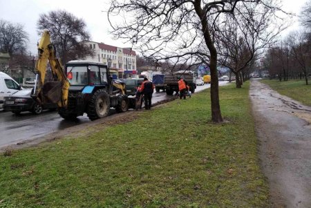 Во всех районах города коммунальщики приводили в порядок дороги, тротуары и остановки (фото)