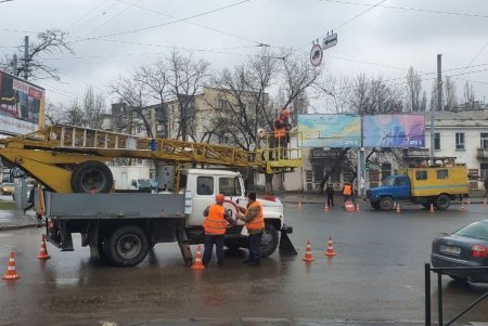 Ограничение движения и изменения маршрутов: на Ивановскому мосту установили ограждения и знаки (фото)