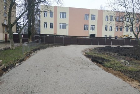На Таирова активно идет обновление здания школы № 33 и строительство Центра детского и юношеского творчества (фото)