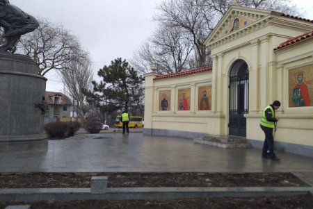 В Суворовском районе коммунальщики привели в порядок памятники и бювет (фото)