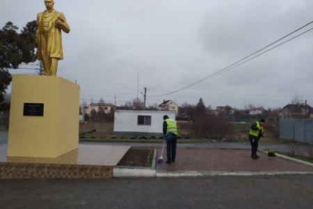 В Суворовском районе коммунальщики привели в порядок памятники и бювет (фото)