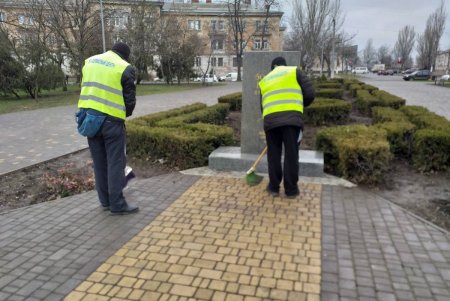 В Суворовском районе коммунальщики привели в порядок памятники и бювет (фото)