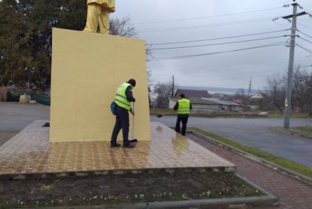 В Суворовском районе коммунальщики привели в порядок памятники и бювет (фото)