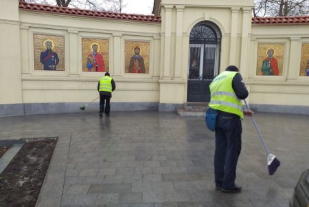 В Суворовском районе коммунальщики привели в порядок памятники и бювет (фото)