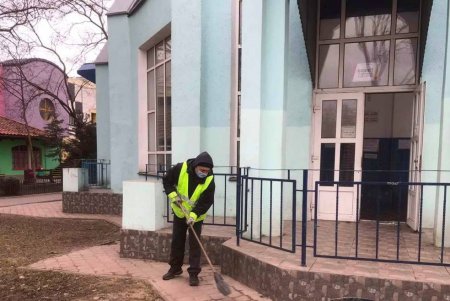 В Суворовском районе коммунальщики привели в порядок памятники и бювет (фото)