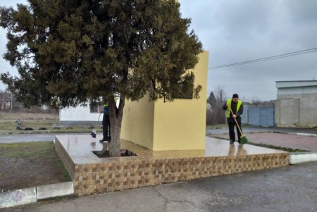 В Суворовском районе коммунальщики привели в порядок памятники и бювет (фото)