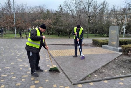 В Суворовском районе коммунальщики привели в порядок памятники и бювет (фото)