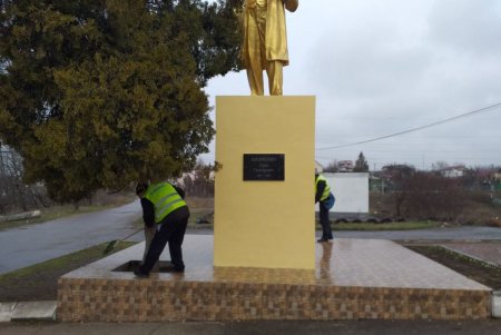 В Суворовском районе коммунальщики привели в порядок памятники и бювет (фото)