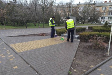 В Суворовском районе коммунальщики привели в порядок памятники и бювет (фото)