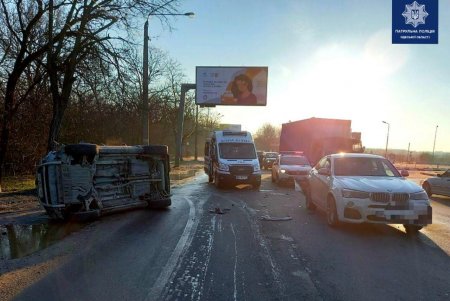 В результате ДТП в районе аэропорта перевернулся автомобиль (фото)