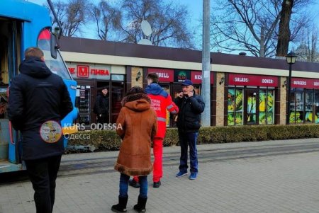 В трамвае на Старосенной площади дебошир распылил газовый баллончик пенсионеру в лицо (фото)