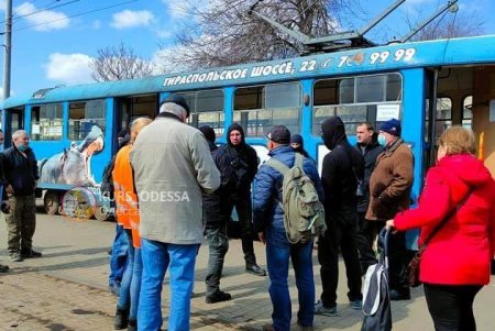 В трамвае на Старосенной площади дебошир распылил газовый баллончик пенсионеру в лицо (фото)