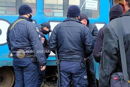 В трамвае на Старосенной площади дебошир распылил газовый баллончик пенсионеру в лицо (фото)