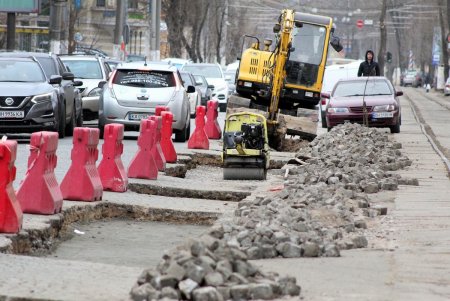Ремонт дорожного покрытия на Французском бульваре (фоторепортаж)