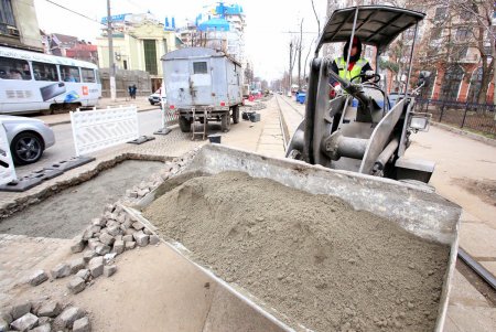 Ремонт дорожного покрытия на Французском бульваре (фоторепортаж)