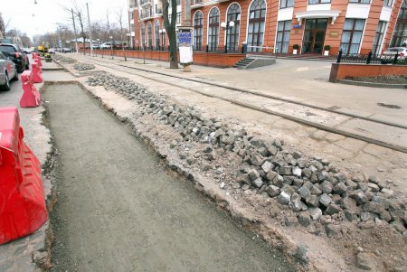 Ремонт дорожного покрытия на Французском бульваре (фоторепортаж)
