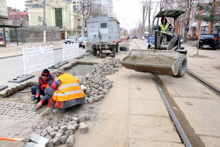 Ремонт дорожного покрытия на Французском бульваре (фоторепортаж)