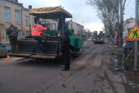 В Одессе проводят текущий ремонт основных автомагистралей, в том числе Французского бульвара (видеокомментарий)