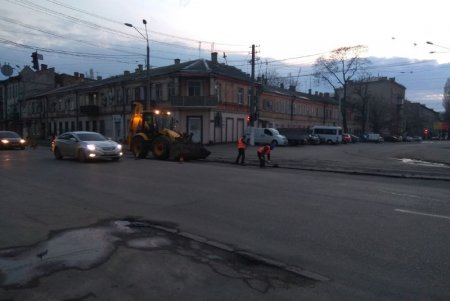В Одессе проводят текущий ремонт основных автомагистралей, в том числе Французского бульвара (видеокомментарий)