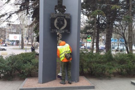Коммунальщики провели уборку бюветов и памятников в Малиновском районе (фото)