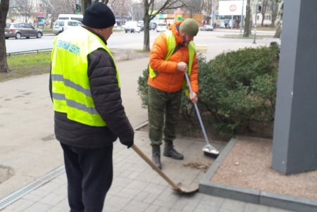 Коммунальщики провели уборку бюветов и памятников в Малиновском районе (фото)