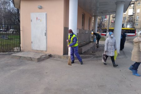 Коммунальщики провели уборку бюветов и памятников в Малиновском районе (фото)