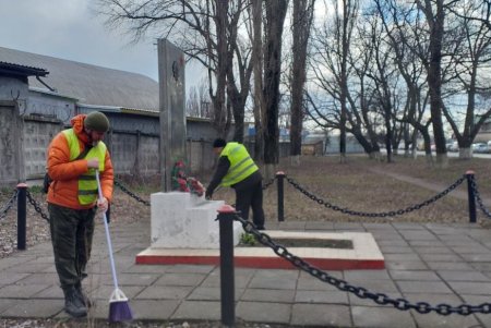Коммунальщики провели уборку бюветов и памятников в Малиновском районе (фото)