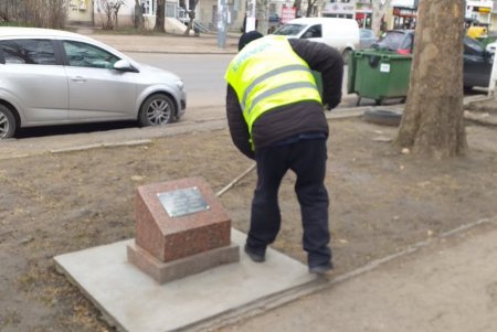 Коммунальщики провели уборку бюветов и памятников в Малиновском районе (фото)