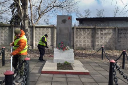 Коммунальщики провели уборку бюветов и памятников в Малиновском районе (фото)