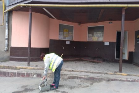 Коммунальщики провели уборку бюветов и памятников в Малиновском районе (фото)
