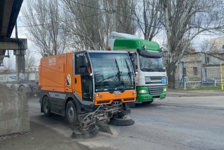 Коммунальщики выполнили в городе санобработку остановок и очистили ряд улиц (фото)