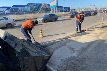Коммунальщики выполнили в городе санобработку остановок и очистили ряд улиц (фото)
