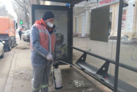Коммунальщики выполнили в городе санобработку остановок и очистили ряд улиц (фото)