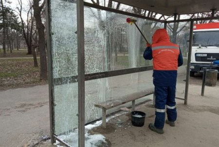 Коммунальщики выполнили в городе санобработку остановок и очистили ряд улиц (фото)