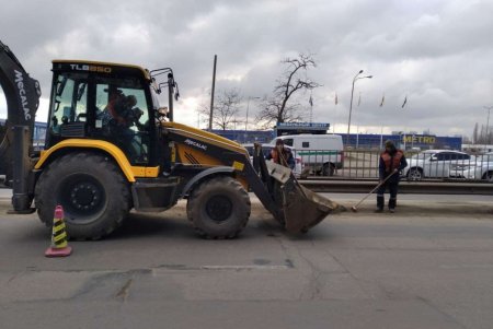Коммунальщики выполнили в городе санобработку остановок и очистили ряд улиц (фото)